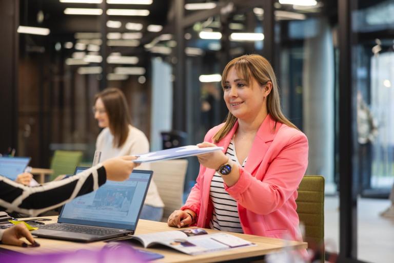 Pedagogika opiekuńczo-wychowawcza i terapia zajęciowa | Studia I stopnia w Szczecinie | Uniwersytet WSB Merito Szczecin: studentka podaje dokumenty w biurze