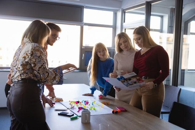 Zarządzanie | Studia II stopnia w Szczecinie | Uniwersytet WSB Merito Szczecin: Grupa studentów realizuje projekt na Uczelni WSB Merito Szczecin