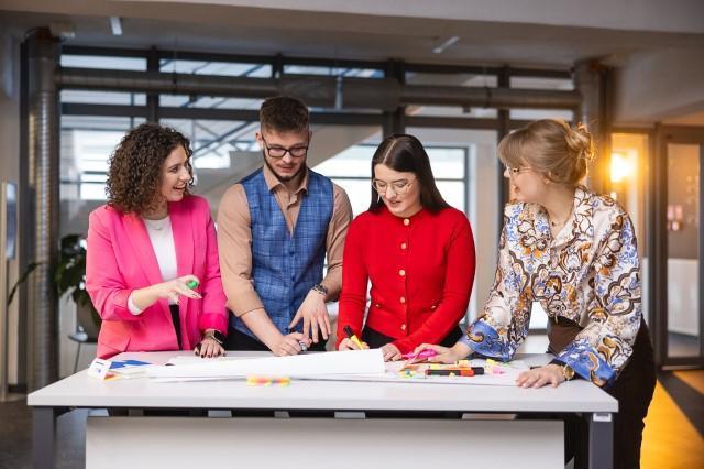 Cyfrowy uniwersytet | Uniwersytet WSB Merito Szczecin: Grupa studentów realizująca projekt na Uczelni WSB Merito Szczecin