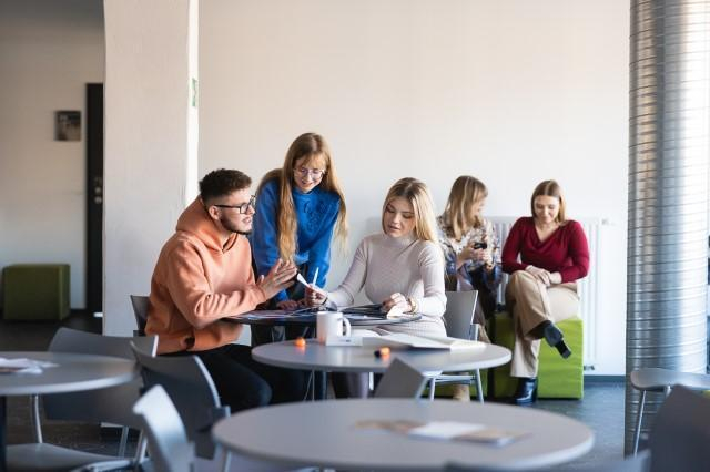 Przeniesienie z innej uczelni w Szczecinie | Uniwersytet WSB Merito Szczecin: grupa studentów na korytarzu na Uczelni WSB Merito Szczecin