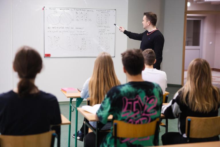 Logistyka | Studia II stopnia w Szczecinie | Uniwersytet WSB Merito Szczecin: grupa studentów na zajęciach z statystki