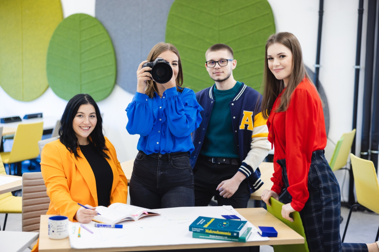 Aranżacja wnętrz | Studia podyplomowe w Szczecinie | Uniwersytet WSB Merito Szczecin: Studenci Uniwersytetu WSB Merito w sali kreatywnej, dziewczyna robi zdjęcie