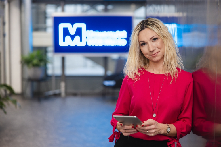 MBA Zarządzanie w podmiotach leczniczych | Studia MBA w Szczecinie | Uniwersytet WSB Merito Szczecin: uczestniczka MBA pozuje na korytarzu
