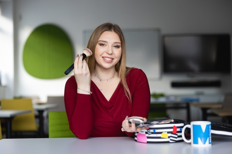 Kosmetologia | Studia I stopnia w Szczecinie | Uniwersytet WSB Merito Szczecin: studentka robi makijaż