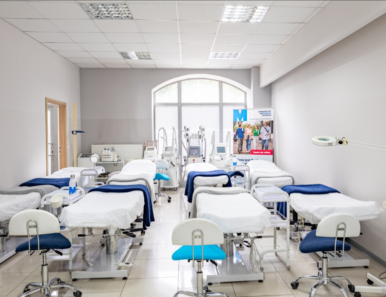 Kosmetologia | Studia I stopnia w Szczecinie | Uniwersytet WSB Merito Szczecin: sala laboratoryjna