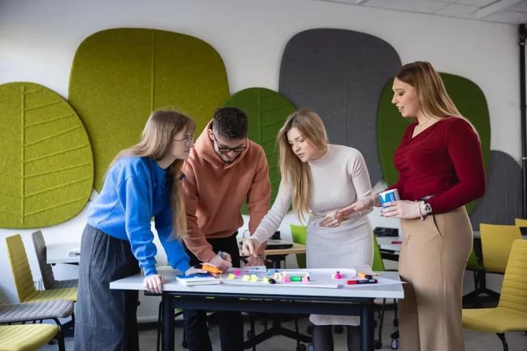 Logistyka | Studia II stopnia w Szczecinie | Uniwersytet WSB Merito Szczecin: grupa studentów realizujące projekt na zajęciach na WSB Merito Szczecin