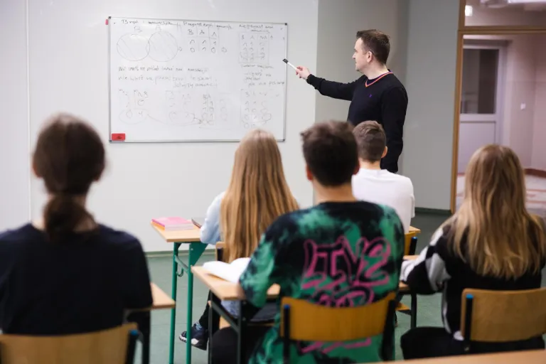 Sztuczna inteligencja dla biznesu | Uniwersytet WSB Merito Szczecin: grupa studentów na zajęciach z statystki