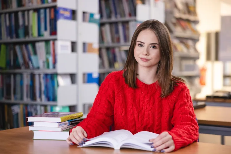 Programowanie | Studia I stopnia w Szczecinie | Uniwersytet WSB Merito Szczecin: studentka z książkami
