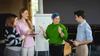 Finanse i rachunkowość | Studia II stopnia w Toruniu | Uniwersytet WSB Merito w Toruniu: grupa studentów przy tablicy typu flipchart