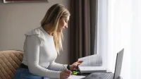 Well-being w organizacji – nowoczesne podejście do zdrowia, relacji i efektywności | Studia podyplomowe w Toruniu | Uniwersytet WSB Merito w Toruniu: Główna grafika: Toruń - studia podyplomowe - Uczestniczka studiów podyplomowych podczas zajęć