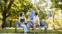 Turystyka | Studia II stopnia w Toruniu | Uniwersytet WSB Merito w Toruniu: Główna grafika: Toruń - studia I stopnia - grupa studentów w parku podczas rozmowy