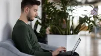 Prawo nowoczesnych technologii i   cyberbezpieczeństwo | Studia II stopnia w Toruniu | Uniwersytet WSB Merito w Toruniu: Grafika główna: Toruń- student przy laptopie