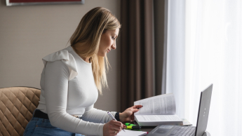 Well-being w organizacji – nowoczesne podejście do zdrowia, relacji i efektywności | Studia podyplomowe w Toruniu | Uniwersytet WSB Merito w Toruniu: Główna grafika: Toruń - studia podyplomowe - Uczestniczka studiów podyplomowych podczas zajęć