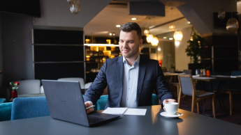 Bankowość cyfrowa | Studia podyplomowe w Toruniu | Uniwersytet WSB Merito w Toruniu: Główna grafika: Toruń - studia podyplomowe - Uczestnik studiów podyplomowych podczas zajęć