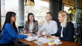 Ochrona środowiska w przedsiębiorstwie | Studia podyplomowe w Toruniu | Uniwersytet WSB Merito w Toruniu: Główna grafika: Toruń - studia podyplomowe - Uczestnicy studiów podyplomowych podczas zajęć