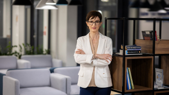 Planowanie produkcji - nowoczesne narzędzia: SAP S/4 HANA, Siemens Opcenter APS | Studia podyplomowe w Toruniu | Uniwersytet WSB Merito w Toruniu: Główna grafika: Toruń - studia podyplomowe - Uczestniczka studiów podyplomowych pozująca do zdjęcia