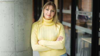 Psychologia społeczna | Studia jednolite magisterskie w Toruniu | Uniwersytet WSB Merito w Toruniu: Główna grafika: Toruń - studia I stopnia - studentka pozująca do zdjęcia