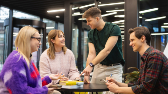 Prawo i finanse w administracji publicznej | Studia II stopnia w Toruniu | Uniwersytet WSB Merito w Toruniu: Główna grafika: Toruń - studia I stopnia - grupa studentów podczas zajęć