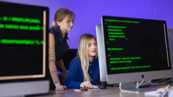 Analityk danych | Studia I stopnia w Toruniu | Uniwersytet WSB Merito w Toruniu: Studentka na zajęciach
