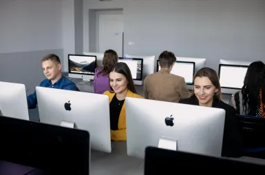 Nasz kampus | Uniwersytet WSB Merito w Toruniu: studenci w sali komputerowej