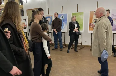 Wystawa prac studentów kierunku design w biznesie | 14-28 listopada  [GALERIA ZDJĘĆ] | Aktualności | Uniwersytet WSB Merito w Toruniu: wystawa prac „Między ideą a rynkiem” - osoby oglądające prace