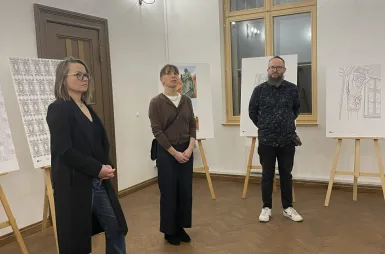 Wystawa prac studentów kierunku design w biznesie | 14-28 listopada  [GALERIA ZDJĘĆ] | Aktualności | Uniwersytet WSB Merito w Toruniu: wystawa prac „Między ideą a rynkiem” - otwarcie wystawy przez władze uczelni