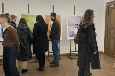 Wystawa prac studentów kierunku design w biznesie | 14-28 listopada  [GALERIA ZDJĘĆ] | Aktualności | Uniwersytet WSB Merito w Toruniu: wystawa prac „Między ideą a rynkiem” - osoby oglądające prace