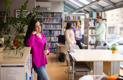 Aktualności | Uniwersytet WSB Merito w Toruniu: Główna grafika: Toruń - studia I stopnia - grupa uśmiechniętych studentów w bibliotece