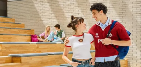 Studia I stopnia w Toruniu | Uniwersytet WSB Merito w Toruniu: ludzie_na_schodach