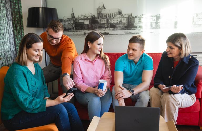 Cyfrowy uniwersytet | Uniwersytet WSB Merito w Toruniu: grupa studentów siedzi na sofie
