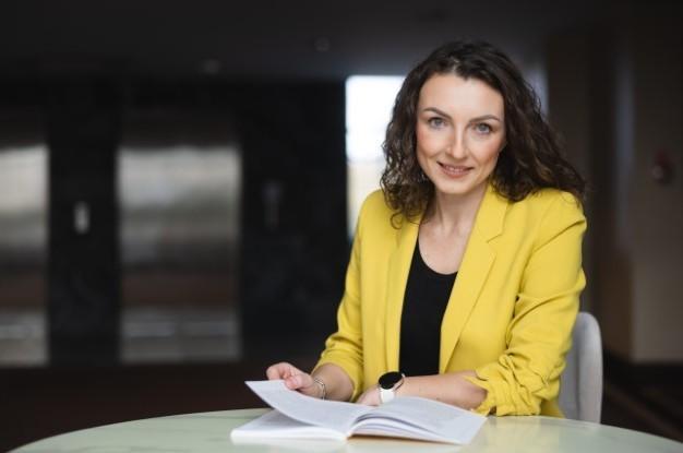 Program Firma | Uniwersytet WSB Merito w Toruniu: Toruń - studia SP - kobieta przy stoliku