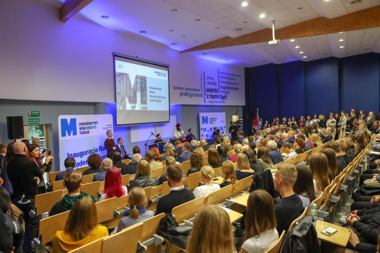 Poznaj nas | Uniwersytet WSB Merito w Toruniu: studenci, wykładowcy i goście w auli Uniwersytetu WSB Merito w Toruniu
