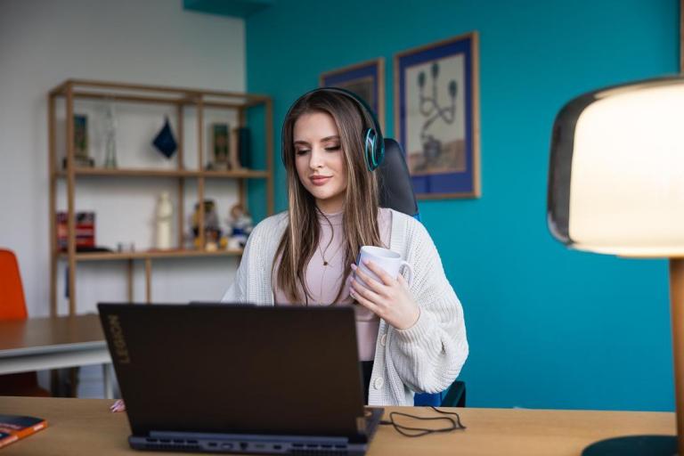 Cyberbezpieczeństwo | Studia II stopnia ze studiami podyplomowymi  | Uniwersytet WSB Merito w Toruniu: studentka podczas nauki przy komputerze na Uniwersytecie WSB Merito w Toruniu