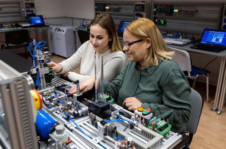 Stypendia i zniżki | Uniwersytet WSB Merito w Toruniu: studentka z wykładowczynią w laboratorium inżynierii na Uniwersytecie WSB Merito w Toruniu