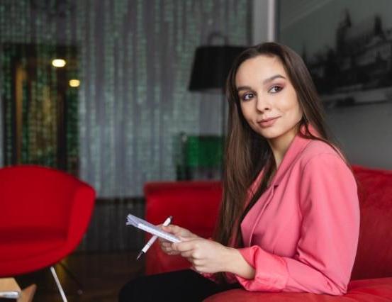 Studia I stopnia w Toruniu | Uniwersytet WSB Merito w Toruniu: Studenta podczas nauki na Uniwersytecie WSB Merito w Toruniu