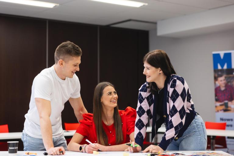 Studia II stopnia w Toruniu | Uniwersytet WSB Merito w Toruniu: studenci podczas wspólnej pracy nad projektem na Uniwersytecie WSB Merito w Toruniu