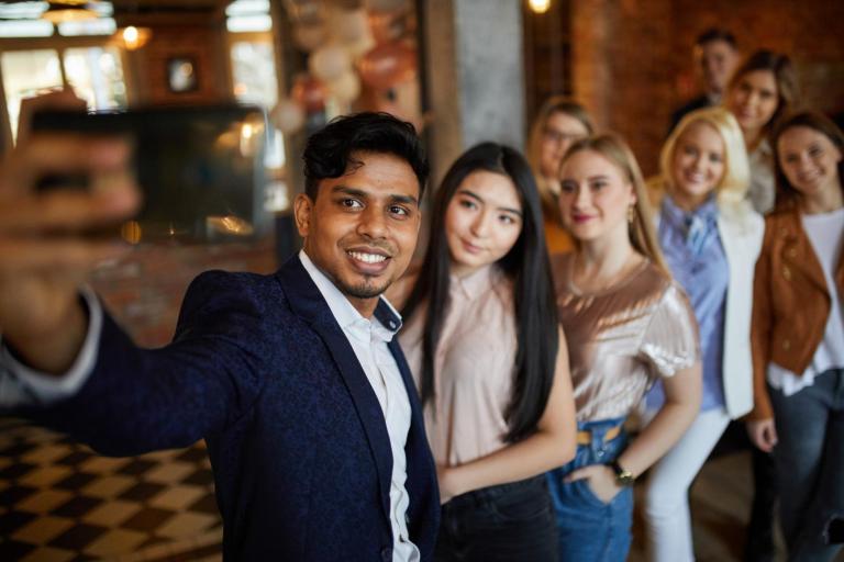 International Business | Studia I stopnia w Toruniu | Uniwersytet WSB Merito w Toruniu: Grupa studentów o różnej narodowości