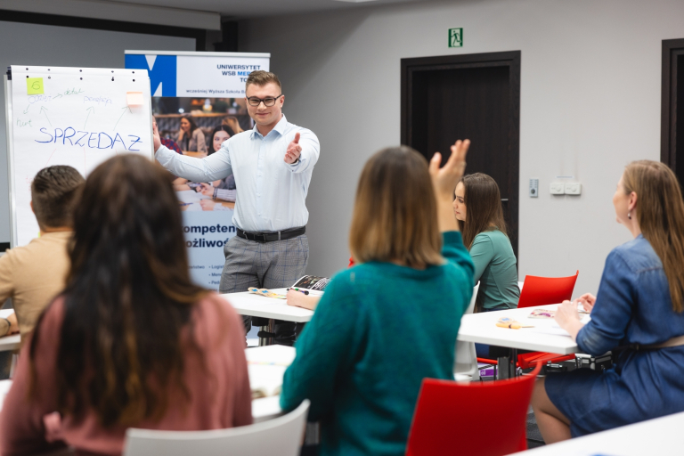 Marketing i sprzedaż | Studia I stopnia w Toruniu | Uniwersytet WSB Merito w Toruniu: Główna grafika: Toruń - studia I stopnia - grupa uśmiechniętych studentów podczas zajęć