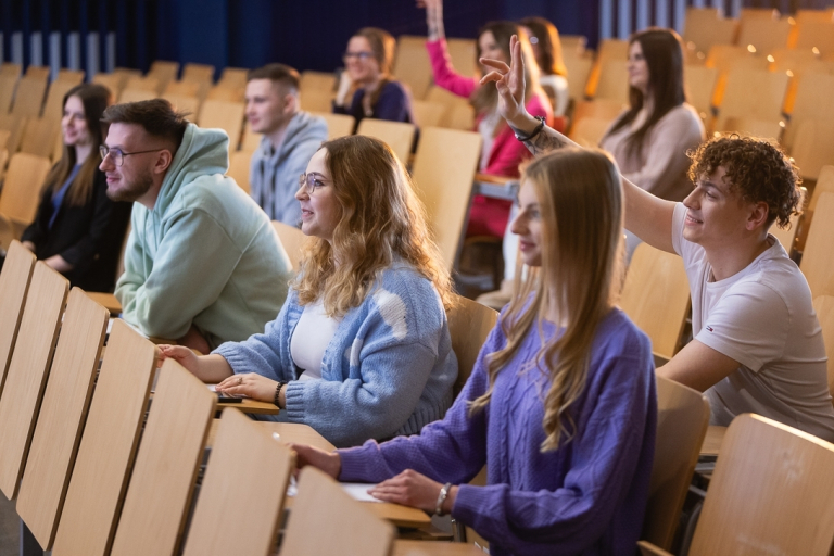 Strefa studenta | Uniwersytet WSB Merito w Toruniu: Główna grafika: Toruń - studia I stopnia - grupa studentów w sali wykładowej