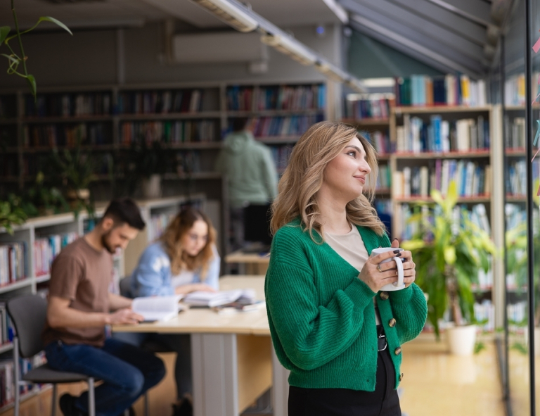 Kontynuuj studia | Uniwersytet WSB Merito w Toruniu: Toruń - studia I stopnia - grupa studentów w bibliotece