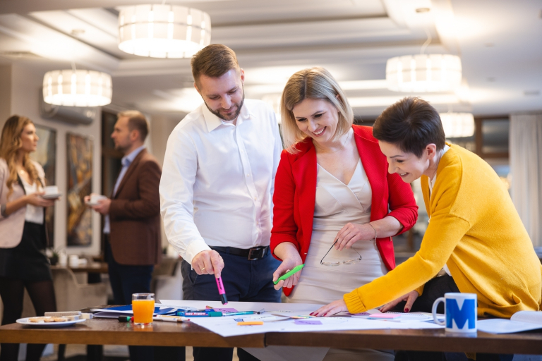 Menedżer sprzedaży, studia podyplomowe: Główna grafika: Toruń - studia podyplomowe - Uczestnicy studiów podyplomowych podczas zajęć