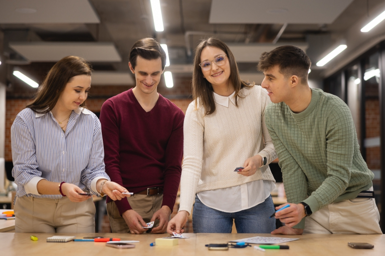 Stypendia i zniżki | Uniwersytet WSB Merito w Toruniu: Główna grafika: Toruń - studia I stopnia - grupa studentów podczas zajęć