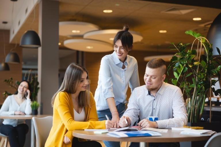 Poznaj nas | Uniwersytet WSB Merito w Toruniu: Główna grafika: Toruń - studia I stopnia - grupa studentów podczas zajęć