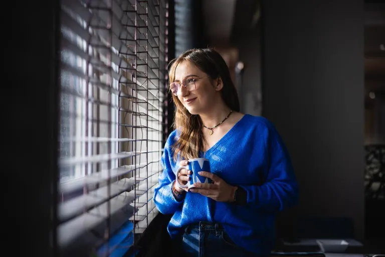 IT Project Manager | Studia II stopnia w Toruniu | Uniwersytet WSB Merito w Toruniu: studentka patrzy przez okno Uniwersytetu WSB Merito w Toruniu