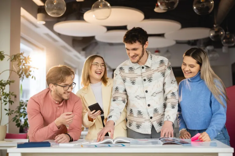 Inżynieria chmury i DevOps | Studia I stopnia w Toruniu | Uniwersytet WSB Merito w Toruniu: Główna grafika: Strefa studenta - Uniwersytet WSB Merito w Toruniu - studenci podczas wspólnej nauki