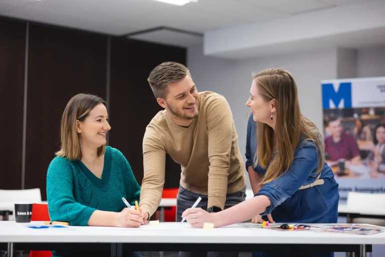 Dietetyka kliniczna | Studia I stopnia w Toruniu | Uniwersytet WSB Merito w Toruniu: Główna grafika: Toruń - studia I stopnia - grupa uśmiechniętych studentów sali zajęciowej