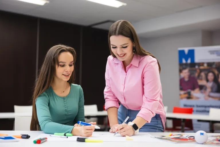 Inżynier bezpieczeństwa i higieny pracy | Studia I stopnia w Toruniu | Uniwersytet WSB Merito w Toruniu: Główna grafika: Toruń - studia I stopnia - Studentki pracujące ze sobą