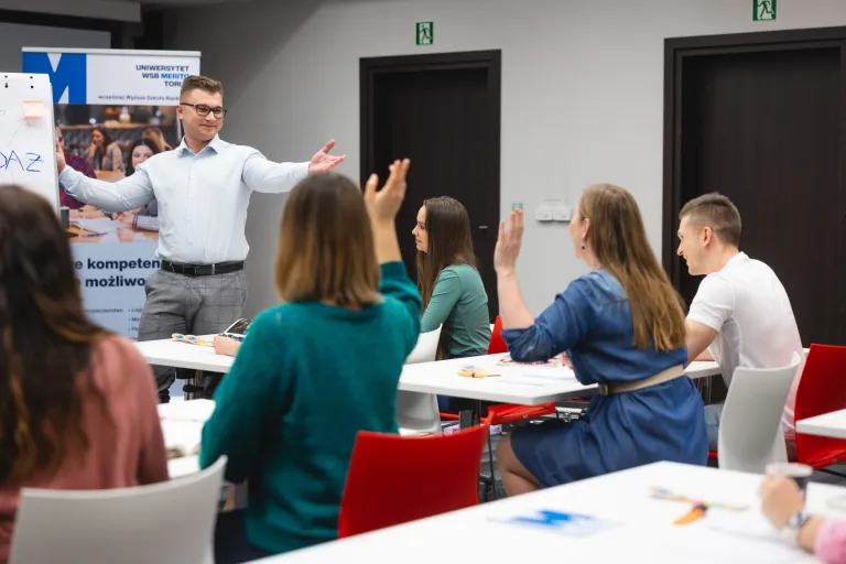 Inżynieria zarządzania | Studia II stopnia w Toruniu | Uniwersytet WSB Merito w Toruniu: Główna grafika: Toruń - studia I stopnia - grupa studentów podczas zajęć