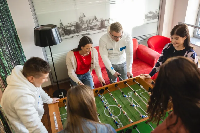 Inżynier urządzeń i systemów energetyki odnawialnej | Studia I stopnia w Toruniu | Uniwersytet WSB Merito w Toruniu: Główna grafika: Toruń - studia I stopnia - studenci grający w piłkarzyki