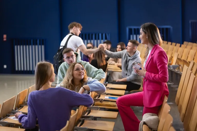 Projektowanie UX i UI | Studia I stopnia w Toruniu | Uniwersytet WSB Merito w Toruniu: Główna grafika: Toruń - studia I stopnia - grupa uśmiechniętych studentów w auli